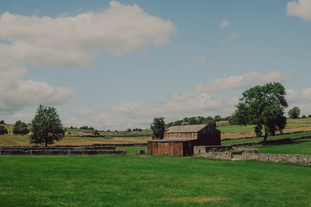 An old barn set among stone walls in farmland. Photograph by Dave Smyth.